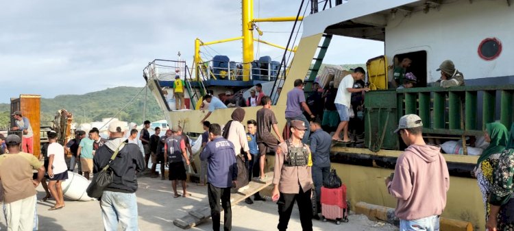 KP3 Laut Pelabuhan Reo Laksanakan Pengamanan Kapal Penumpang KM. Sabuk Nusantara 55