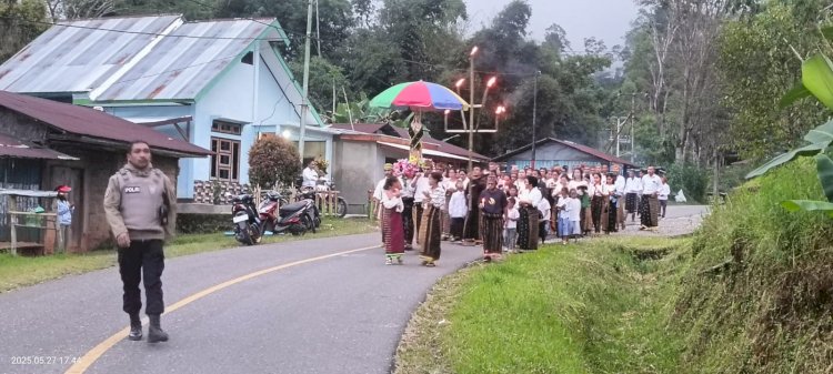 Personel Polsek Cibal dan Bhabinkamtibmas Laksanakan Pengamanan Perarakan Patung Bunda Maria