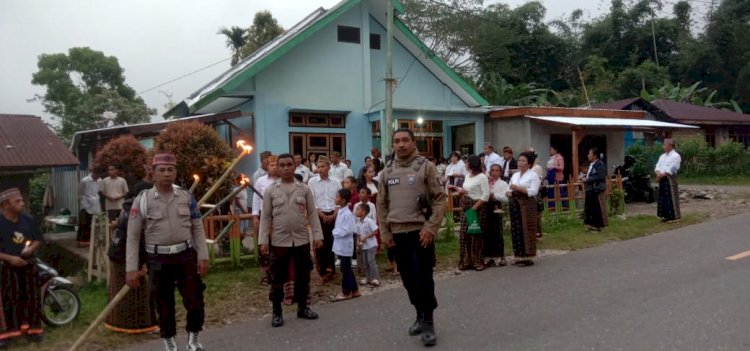 Personel Polsek Cibal dan Bhabinkamtibmas Laksanakan Pengamanan Perarakan Patung Bunda Maria