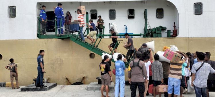 KP3 Laut Pelabuhan Reo Laksanakan Pengamanan Kapal Penumpang KM. Sabuk Nusantara 49