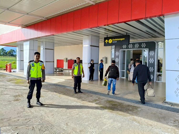KP3 Udara Laksanakan Pengamanan Pesawat WINGS AIR di Bandara Frans Sales Lega Ruteng