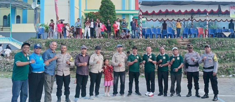 Personel Polres Manggarai dan Koramil 01 Langke Rembong Amankan Turnamen Voli Paroki St. Vitalis Cewonikit