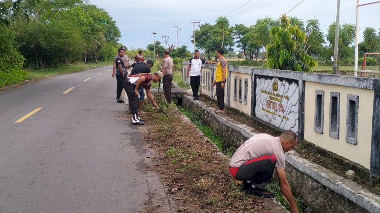 Jelang Hari Bhayangkara ke-79, Polsek Reo Gelar Jumat Bersih Serentak di Dua Lokasi