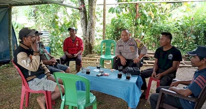 Bhabinkamtibmas Cibal Sambangi Warga Dan Berikan Himbauan Jelang Pesta Sekolah