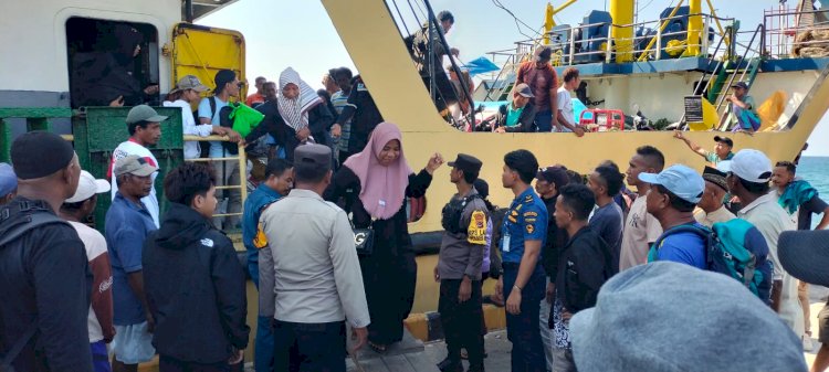 KP3 Laut Pelabuhan Reo Laksanakan Pengamanan Kapal Penumpang KM. Sabuk Nusantara 55