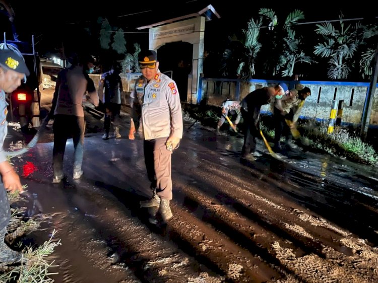 Polsek Wulanggitang Sigap Bersihkan Jalan dari Abu Vulkanis Demi Keselamatan Pengendara
