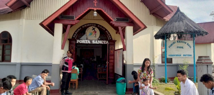 Polsek Cibal Laksanakan Pengamanan Ibadah Misa Minggu di Gereja Paroki Kristus Raja Pagal