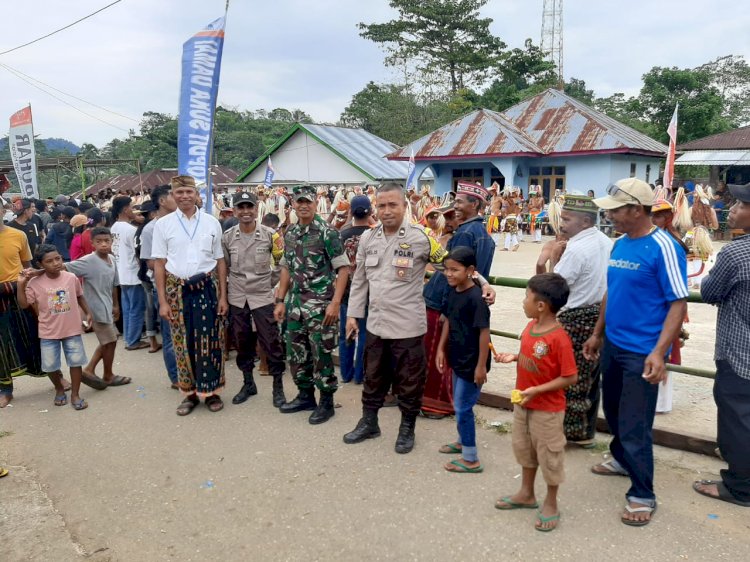 Sinergitas bhabinkamtibmas dan babinsa Pengamanan Acara Adat Congko Lokap