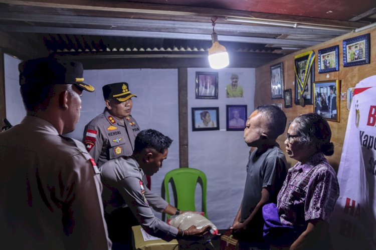 Kapolres Manggarai Pimpin Langsung Bagikan Bansos Dalam Rangka Hari Bhayangkara Ke-79