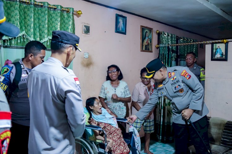 Kapolres Manggarai Pimpin Langsung Bagikan Bansos Dalam Rangka Hari Bhayangkara Ke-79