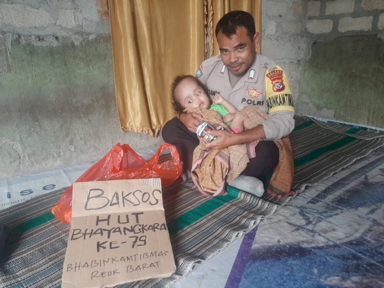 Bhabinkamtibmas Reok Barat Hadir Meringankan Warga Yang Kurang Mampu dan Disabilitas