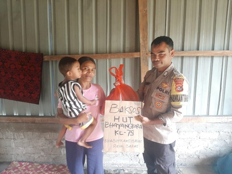 Bhabinkamtibmas Reok Barat Hadir Meringankan Warga Yang Kurang Mampu dan Disabilitas