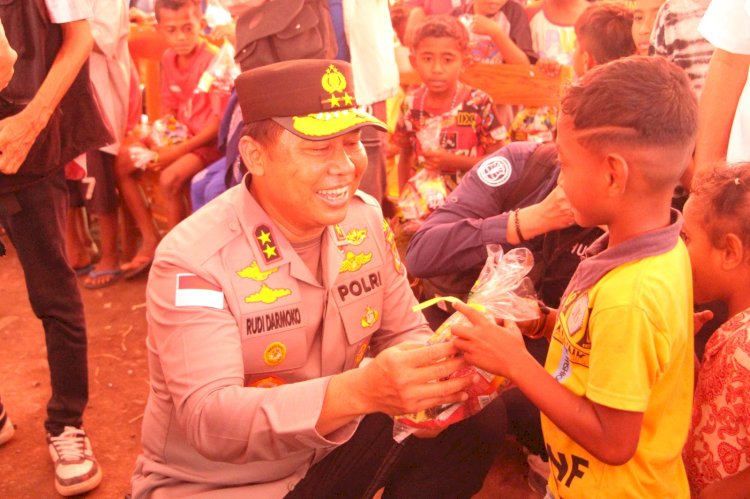 Kapolda NTT Kunjungi Anak-anak Pengungsi Lewotobi, Beri Bingkisan dan Dukungan Trauma Healing