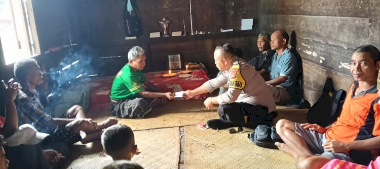 Bhabinkamtibmas Cibal Turut Berdukacita, Melayat Tokoh Masyarakat yang Berdedikasi