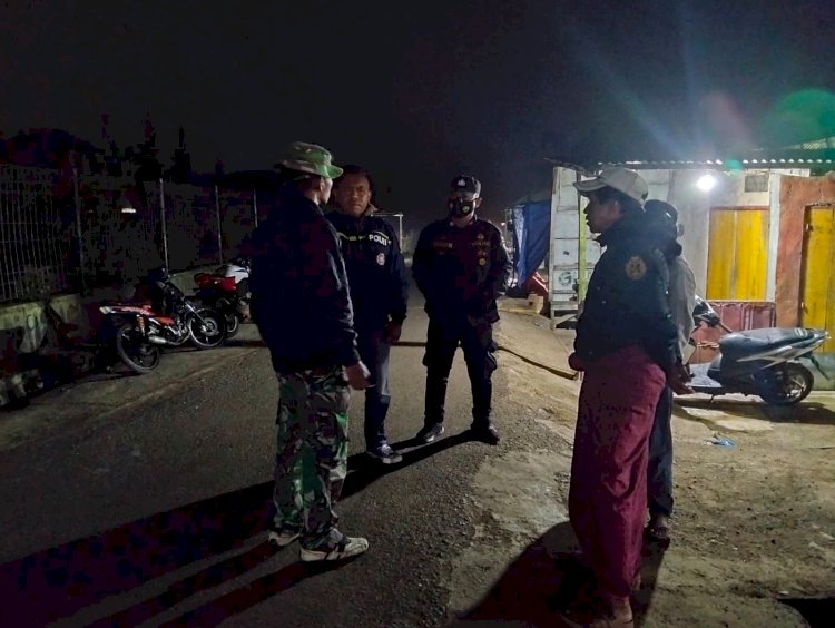 Bhabinkamtibmas Dan Babinsa Turun Langsung Meredam Tawuran Antar Pemuda Di Seputar Pasar Cancar