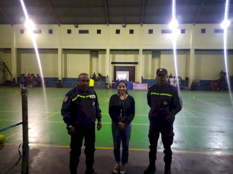 Bhabinkamtibmas Laksanakan Pengamanan Turnamen Futsal Missio Cup II Di Gedung Olahraga Ruteng