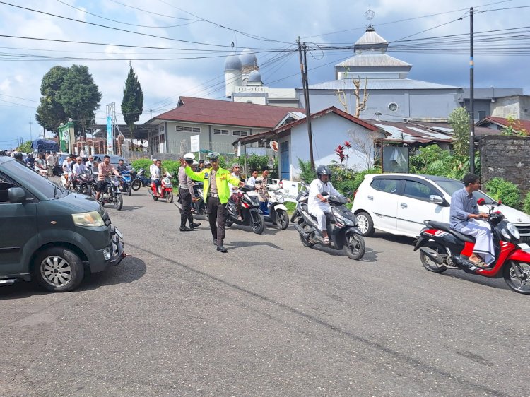 Satuan Lalu Lintas Memberikan Pelayanan Pengamanan Kepada Umat Yang Beribadah Sholat Jumat