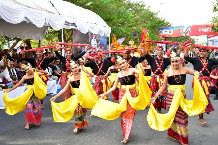 Kapolda NTT Lepas Karnaval Budaya Bhayangkara di Kupang Exotic Festival 2025