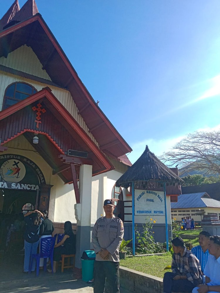 Polsek Cibal Komitmen Dalam Pengamanan Misa Minggu Di Gereja Paroki Kristus Raja Pagal