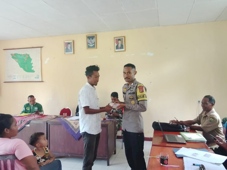 Bhabinkamtibmas Satarmese Barat Memantau Pelaksanaan Penyaluran BLT