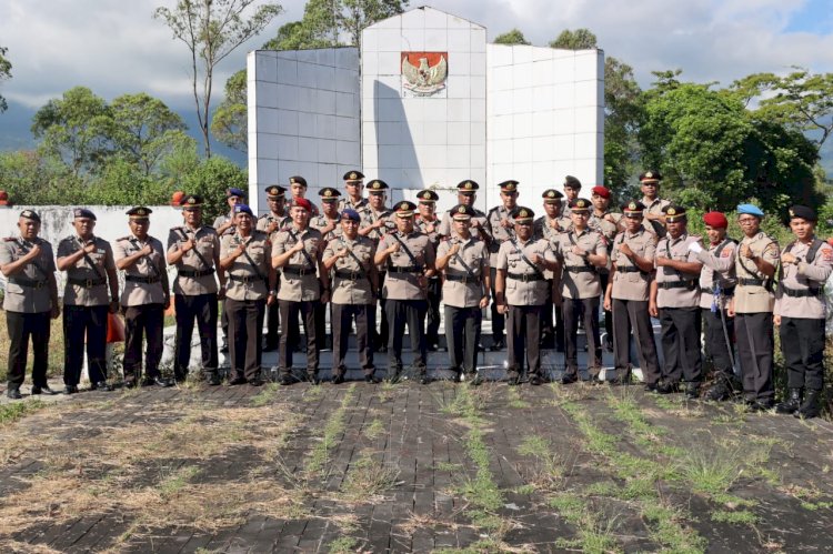 Upacara Ziarah Rombongan Di TMP Lalong Tana Dalam Rangka Hut Bhayangkara Ke-79