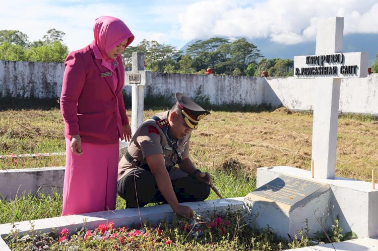 Upacara Ziarah Rombongan Di TMP Lalong Tana Dalam Rangka Hut Bhayangkara Ke-79