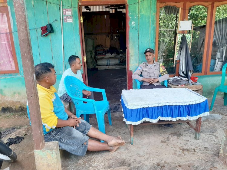 Bhabinkamtibmas Sambangi Warga Di Desa Compang Dari