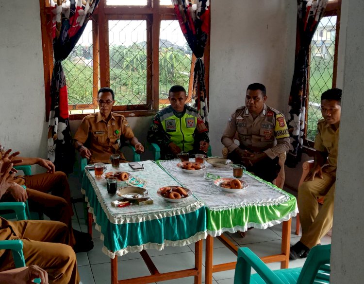 Bhabinkamtibmas Kecamatan Satarmese Barat Gelar Diskusi Kamtibmas Bersama Pemerintah Desa Dan Tenaga Kesehatan