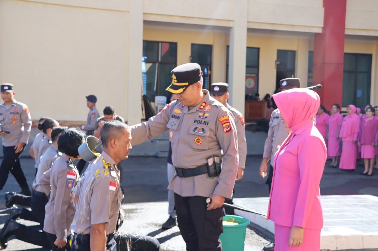 Tradisi Siraman Air Kembang Warnai Upacara Kenaikan Pangkat Personil Polres Manggarai dan Brimob Kompi 2 Yon B Pelopor