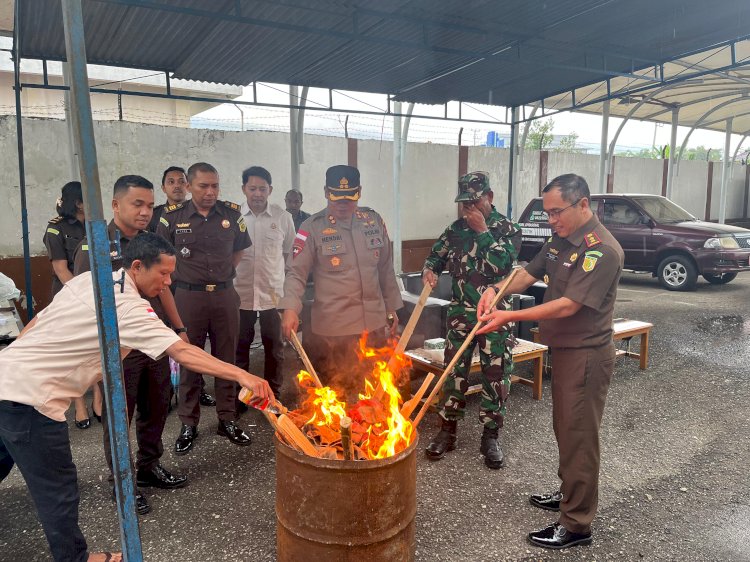 Kapolres Manggarai Hadiri Pemusnahan Barang Bukti di Kejaksaan Negeri Manggarai.