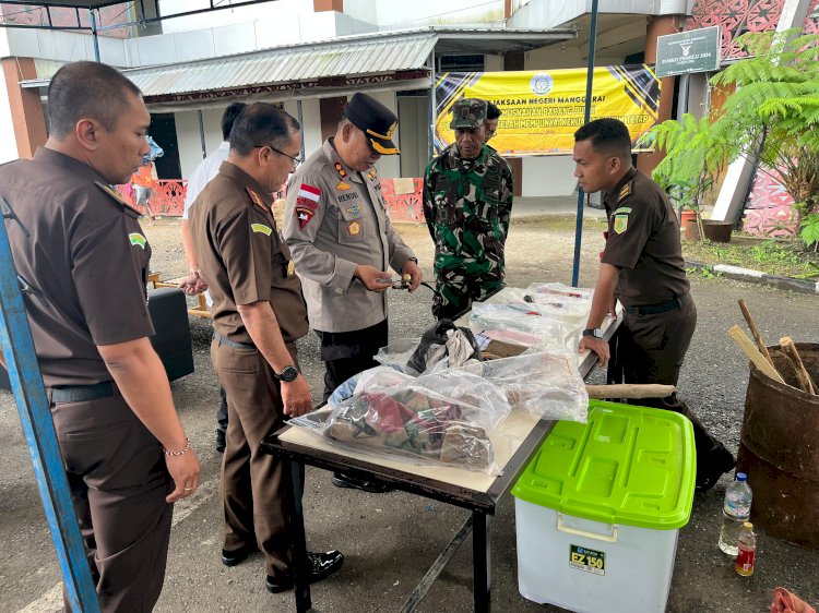 Kapolres Manggarai Hadiri Pemusnahan Barang Bukti di Kejaksaan Negeri Manggarai.