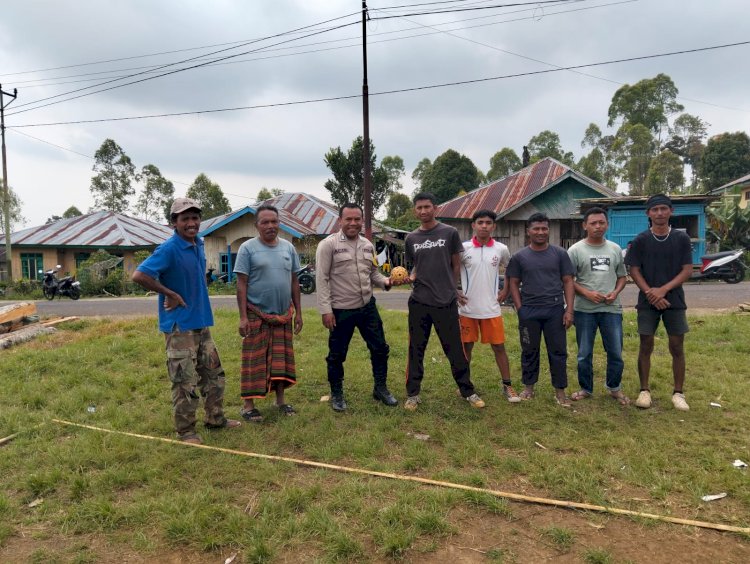 Bhabinkamtibmas Kecamatan Ruteng Berikan Bantuan Bola Takraw Kepada Para Pemuda