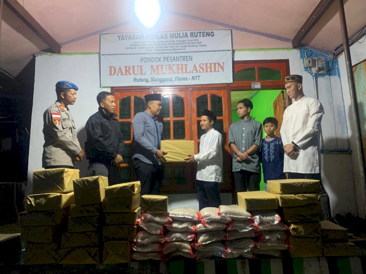 Kapolres Manggarai Bagikan Bantuan Sosial Dalam Rangka Peringatan Malam 10 Muharam 1447 H