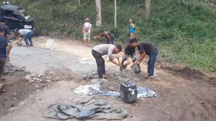 Bhabinkamtibmas Reok Barat Bergotong Royong Bersama Warga Perbaiki Jalan Rusak Di Kampung Rumung