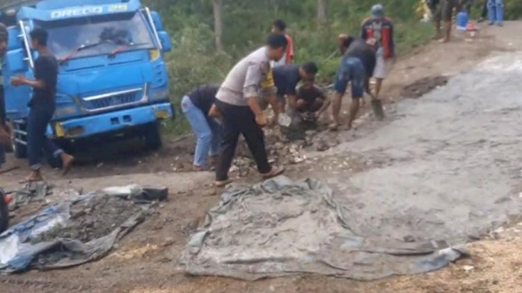 Bhabinkamtibmas Reok Barat Bergotong Royong Bersama Warga Perbaiki Jalan Rusak Di Kampung Rumung