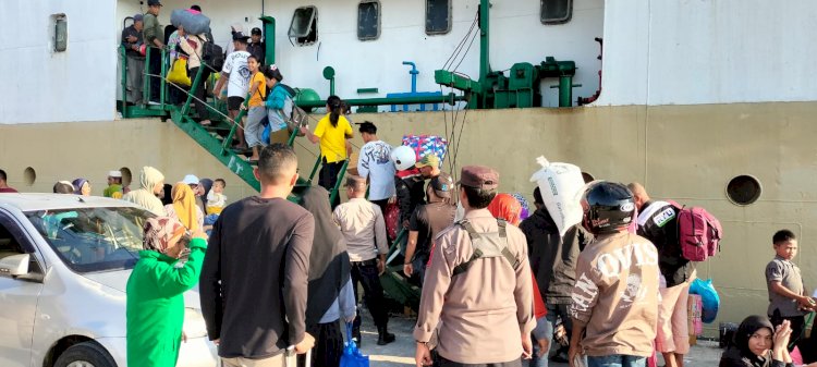 Pengamanan dan Pemantauan Aktivitas Bongkar Muat serta Penumpang di Pelabuhan Reo