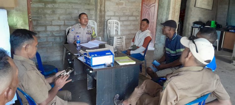 Bhabinkamtibmas Rahong utara sambangi kantor desa golo langkok, sampaikan himbauan kamtibmas dan cegah tppo