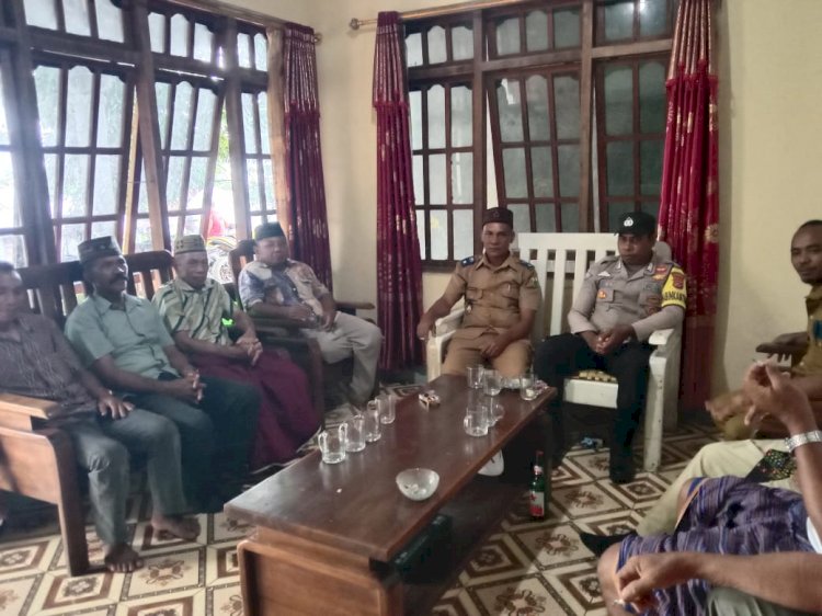 Bhabinkamtibmas Satarmese Barat Duduk Bersama Tokoh Masyarakat Bahas Harkamtibmas