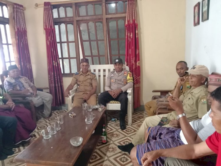 Bhabinkamtibmas Satarmese Barat Duduk Bersama Tokoh Masyarakat Bahas Harkamtibmas
