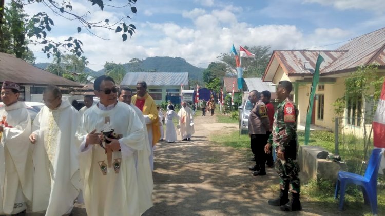 Sinergitas TNI-Polri; Bhabinkamtibmas dan Babinsa Kecamatan Wae Ri’i Amankan Misa Syukur Imamat Perak di Wae Ri’i