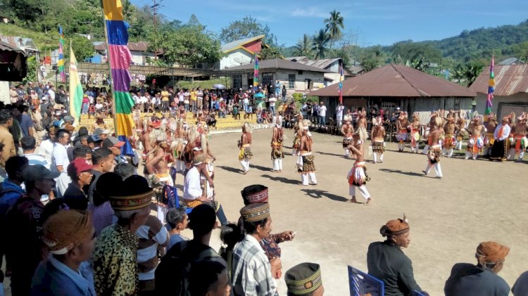 Bhabinkamtibmas Hadiri dan Amankan Tarian Adat Caci dalam Acara Penti Weki di Kampung Ling
