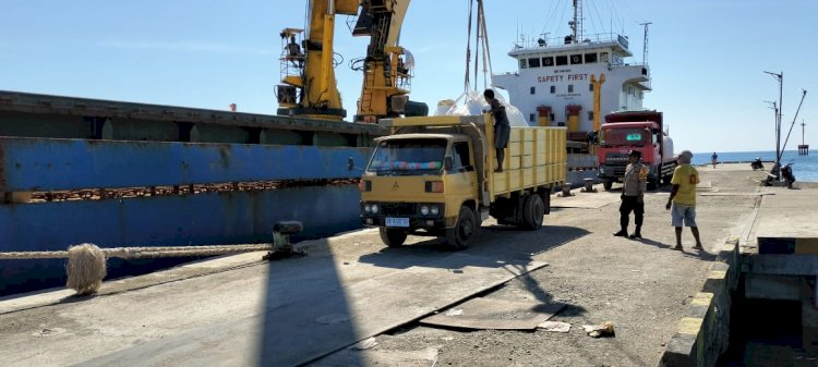 Kp3 Laut Reo Pengamanan Aktifitas Bongkar Muat di Pelabuhan Laut Kelas II Reo