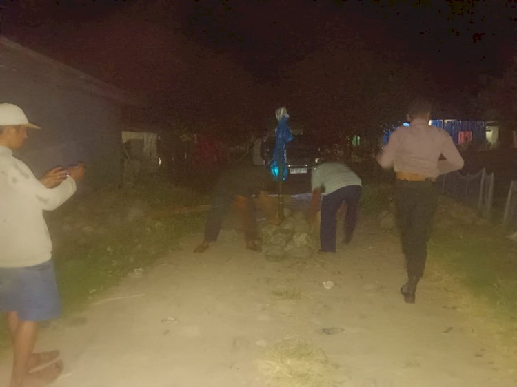 Polsek Satarmese: Polsek Sigap Mediasi Aksi Blokade Jalan Warga Nangawoja