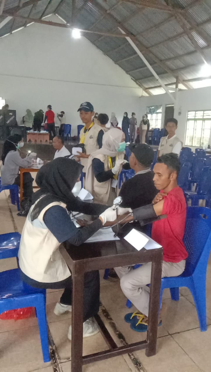 Bhabinkamtibmas Kec. Satarmese Barat Pengamanan Giat Pelayanan Kesehatan Gratis