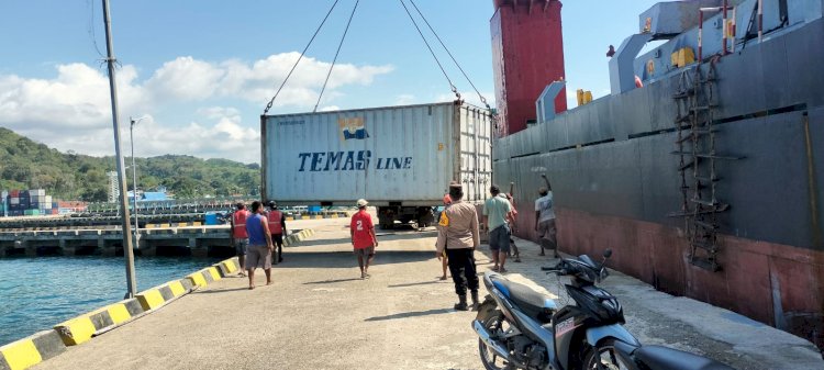 Pengamanan Aktivitas Bongkar Muat Di Pelabuhan Laut Kelas II Reo Berjalan Lancar Dan Kondusif