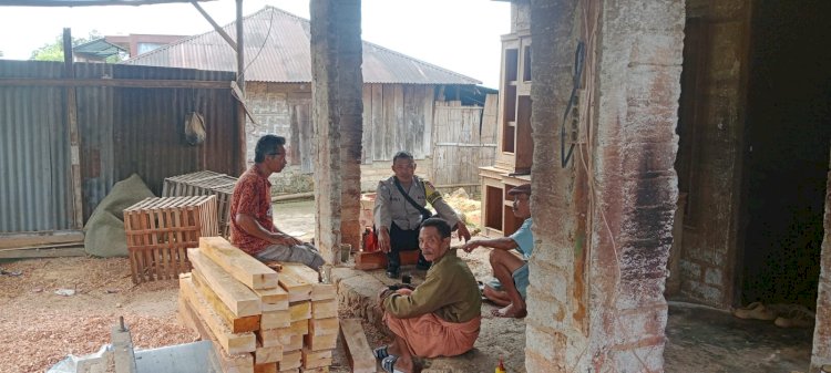 Bhabinkamtibmas Waeri’i Sambangi Warga Di Bengkel Kayu Kampung Welong, Imbau Dukung Program Pemerintah Dan Jaga Kamtibmas