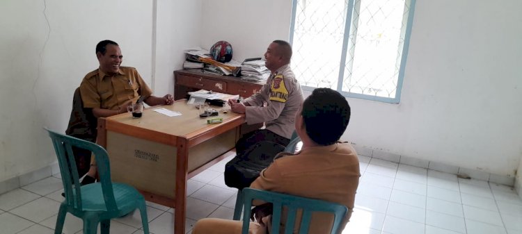 Bhabinkamtibmas Rahong Utara Sambangi Kantor Kecamatan, Sampaikan Himbauan Kamtibmas