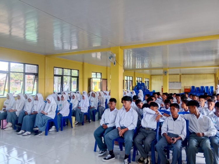 Kanit Binmas Polsek Reo Memberikan Edukasi Kepada Siswa MAN Reo