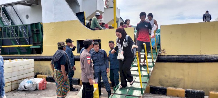 Pengamanan Kedatangan Kapal Penumpang Oleh Kp3 Laut Reo Di Pelabuhan Kelas II Reo