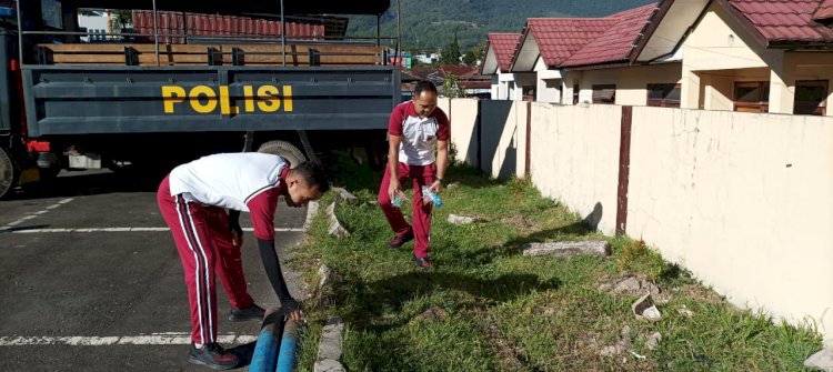 Polres Manggarai Gelar Jumat Bersih, Ciptakan Lingkungan Kerja yang Nyaman